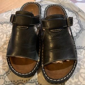 MINNETONKA GENUINE LEATHER SANDALS, in great cond